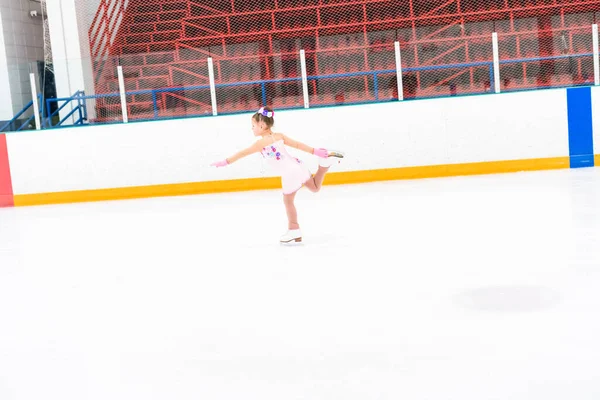 Niña Bonito Vestido Rosa Con Flores Practicando Movimientos Patinaje Artístico — Foto de Stock