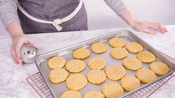 一歩ずつ 焼きたてのピーナッツバタークッキーを塩で飾る — ストック写真