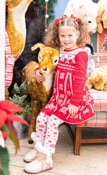 Noel Ağacı Çiftliğinde Kırmızı Elbiseli Küçük Kız — Stok fotoğraf