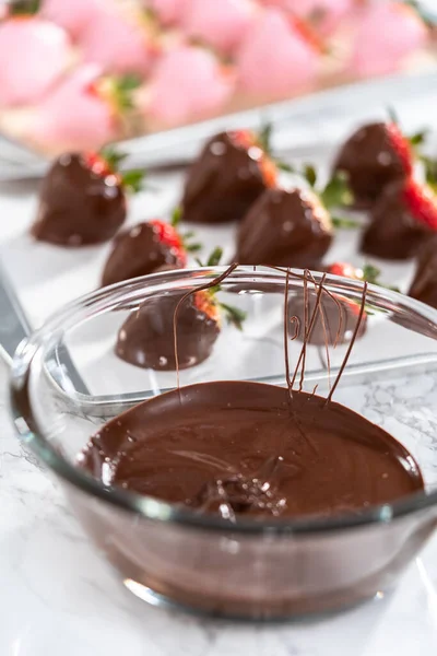 Zubereitung Von Mit Schokolade Überzogenen Erdbeeren Auf Einem Plätzchenblech — Stockfoto