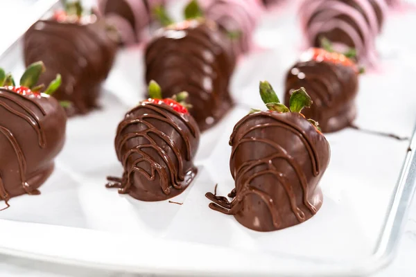 Mit Geschmolzener Schokolade Getränkte Erdbeeren — Stockfoto