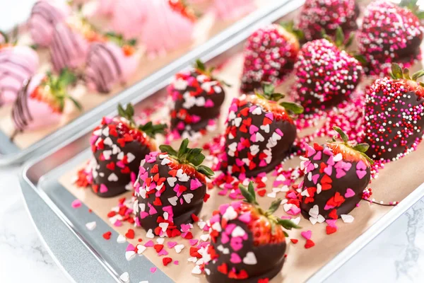 Schokolade Eingetauchte Erdbeeren Mit Streusel Bedeckt — Stockfoto