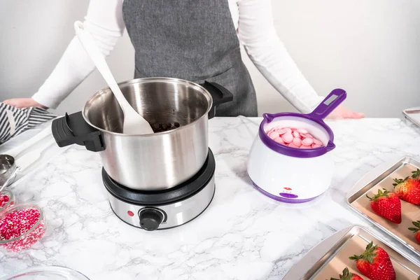 Çikolata soslu çilek hazırlamak için gerekli malzemeler..