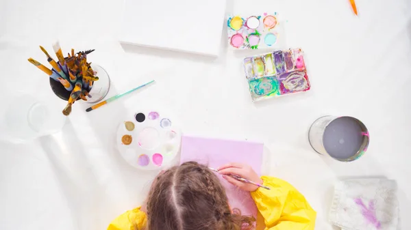 Acostado Niña Pintando Con Pintura Acrílica Sobre Lienzo Con Madre —  Fotos de Stock