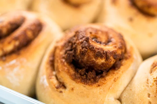 Rotoli Cannella Appena Sfornati Una Teglia Blu — Foto Stock