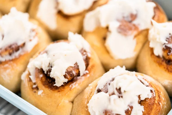 Rotoli Cannella Appena Sfornati Con Glassa Bianca Una Teglia Blu — Foto Stock