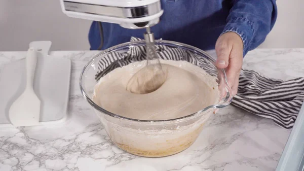 차근차근 손으로 초콜릿 아이스크림을 손으로 요리하는 — 스톡 사진