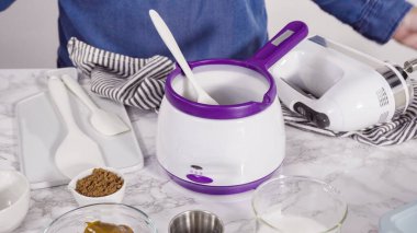 Adım adım. El yapımı mutfak mikserinde ev yapımı çikolatalı dondurma hazırlıyorum..