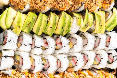 Önceden paketlenmiş suşi ve suşi çeşitleri plastik tepside..