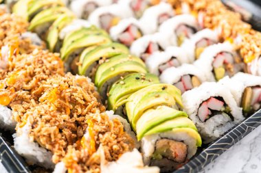 Önceden paketlenmiş suşi ve suşi çeşitleri plastik tepside..