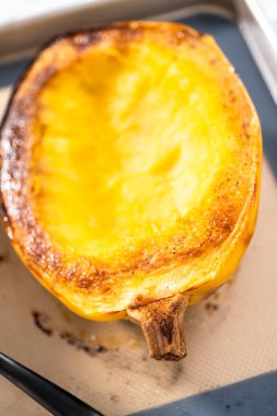 Zeytin yağı, tuz ve biberli organik spagetti hazırlıyorum..