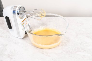 Tek boynuzlu at gökkuşağı çikolatalı keklerin karışımı..