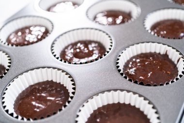 Kek kuyruğuna çikolatalı kek hamuru atmak..