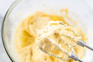 4 Temmuz pastasını çikolatalı yıldızlarla karıştırmak için cam bir kasenin içindekileri karıştırıyorum..