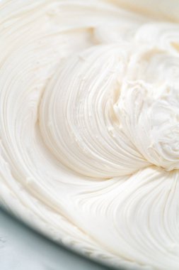 Marketten alınmış vanilyalı şekerlemeyi cam bir kaseyle karıştırıyorum..