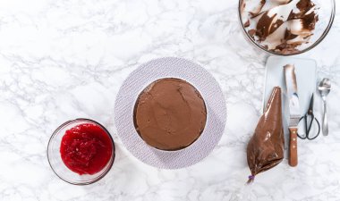 Düz yatıyordu. Çikolatalı pastayı çikolata kremalı kremayla kaplamak..