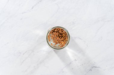 Birinci gün. Düz yatıyordu. Mutfak tezgahında filizlenen kapağı olan bir kavanozda organik filizler yetişiyor..