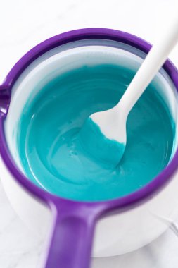 Çikolata erir, şekerde erir, deniz kızı çöreklerini hazırlamak için..