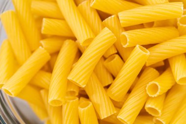 Alfredo usulü tavuklu makarna hazırlamak için cam karıştırma kabında ölçülmüş malzemeler..