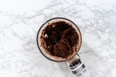 Düz yatıyordu. Nane şekerli çikolatalı kurabiyeler pişirmek için büyük bir bardakta karıştırma malzemesi..