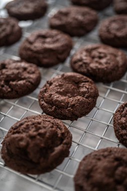 Mutfak tezgahında taze pişmiş çikolatalı kurabiyeler serinliyor..