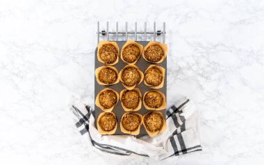 Düz yatıyordu. Mutfak tezgahında taze pişmiş muzlu yulaf ezmeli kek..