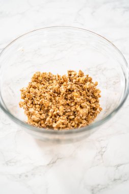 Muzlu yulaf ezmeli kek pişirmek için büyük bir bardakta karıştırma malzemesi..