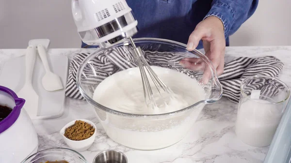 차근차근 손으로 초콜릿 아이스크림을 손으로 요리하는 — 스톡 사진