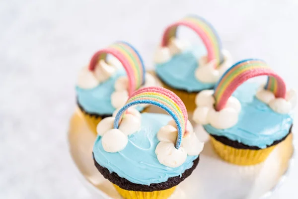 Bolinhos Chocolate Decorados Com Cobertura Creme Manteiga Azul Arco Íris — Fotografia de Stock