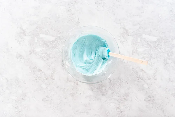 Pose Plate Mélange Colorants Alimentaires Bleus Dans Glaçage Crème Beurre — Photo