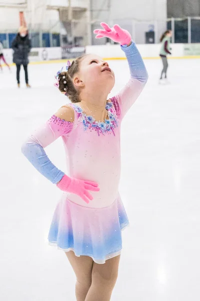 Petite Fille Pratiquant Patinage Artistique Sur Une Patinoire Intérieure — Photo