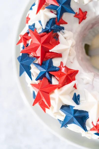 Juli Bundt Cake Bedekt Met Een Vanille Glazuur Versierd Met — Stockfoto