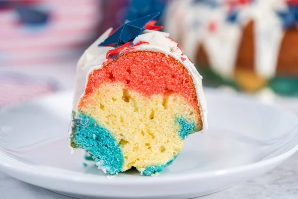 Snijd Van Juli Bundt Cake Bedekt Met Een Vanille Glazuur — Stockfoto