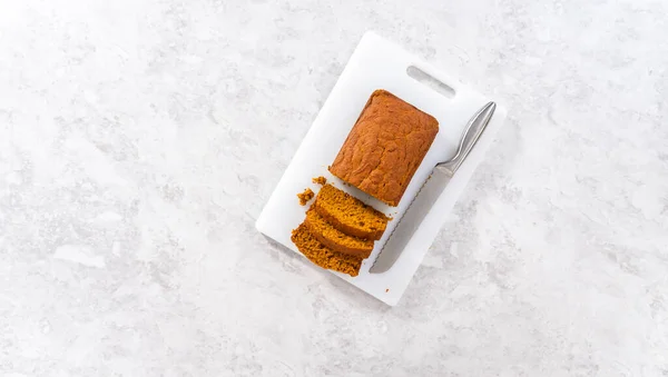 Piatto Pane Zucca Fatto Casa Affettato Tagliere Bianco — Foto Stock