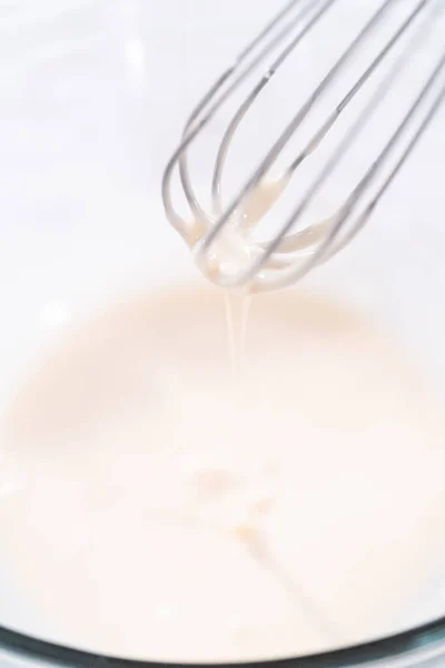 Zutaten Einer Glasschüssel Mischen Die Weiße Glasur Zuzubereiten — Stockfoto