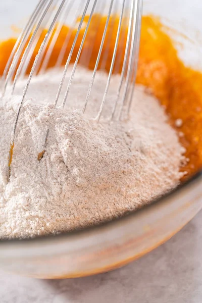 Mengen Van Ingrediënten Een Glazen Mengkom Zoet Pompoenbrood Bakken — Stockfoto