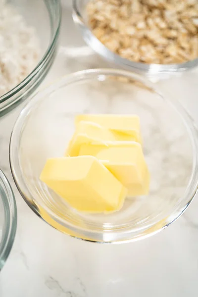 Measured Ingredients Glass Mixing Bowls Bake Banana Oatmeal Muffins — Stock Photo, Image