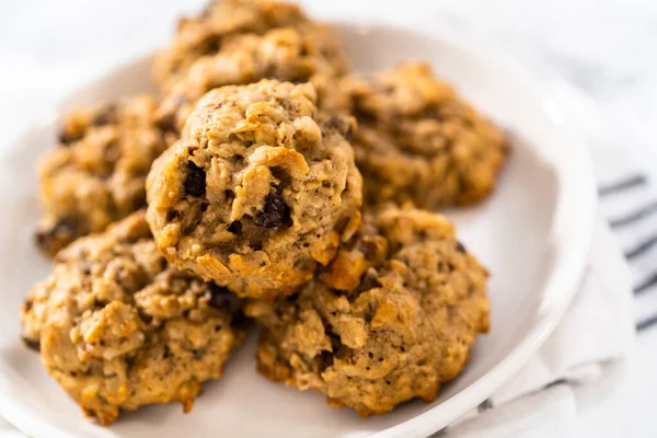 Taze pişmiş yulaf ezmesi üzümlü cevizli kurabiye..