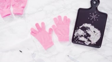 Kar tanesi şekilli eldiven takan pembe çocuk eldiveni.