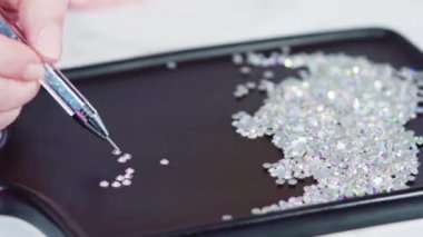 Kar tanesi şekilli eldiven takan pembe çocuk eldiveni.