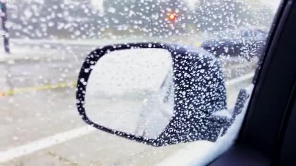 季節の最初の吹雪の間の典型的な北米の郊外で運転 — ストック動画