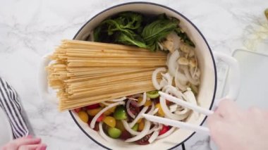 Vejetaryen makarnası hazırlamak için gerekli malzemeler..