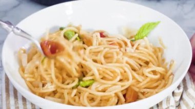 Vejetaryen makarnası hazırlamak için gerekli malzemeler..