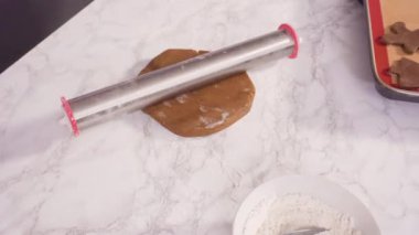 Noel kurabiyeleri pişirmek için şekerli kurabiye hamuru hazırlıyorum..