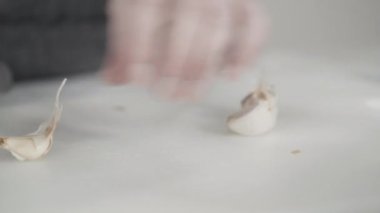 Dökme demir Hollanda fırınında vejetaryen beyaz fasulye çorbası pişirmek.