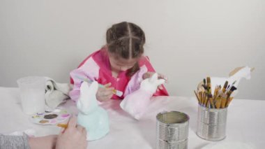 Küçük kız COVID-19 salgını sırasında evde uzaktan öğrenim için sanat projesi üzerinde çalışıyor..