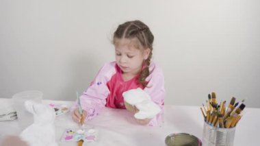 Küçük kız COVID-19 salgını sırasında evde uzaktan öğrenim için sanat projesi üzerinde çalışıyor..
