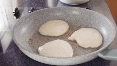 Elektrikli ocakta kefir tabanlı krep pişiriyorum..
