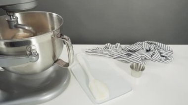 Ev yapımı ekşi ekmek ve mayalı ekmek.