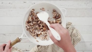 Kızartma tavasında sotelenmiş organik bebek mantarlar..